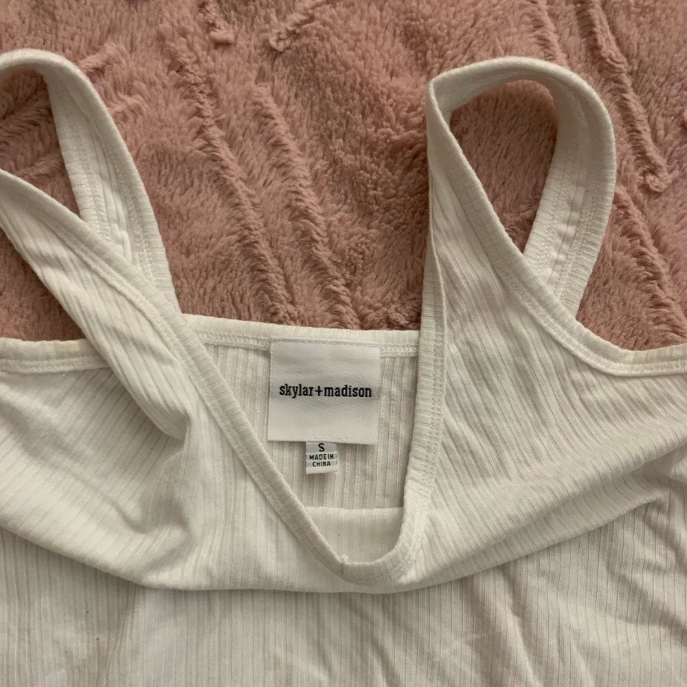 Simple white tank - Picture 2 of 2